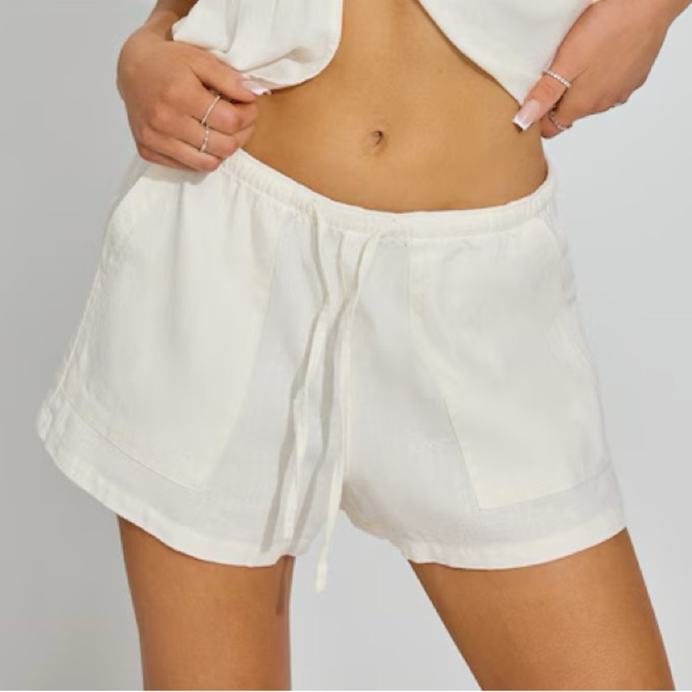 Off-white 100% linen shorts